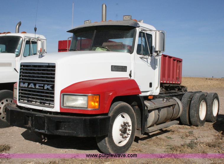 image for item G5531 1998 Mack CH613 semi truck