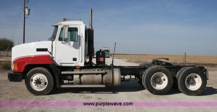 image for item G5531 1998 Mack CH613 semi truck