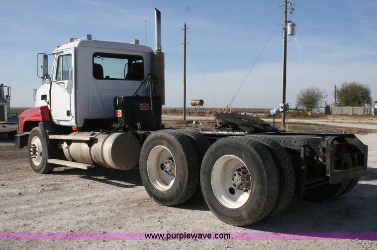 image for item G5531 1998 Mack CH613 semi truck