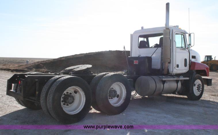 image for item G5531 1998 Mack CH613 semi truck
