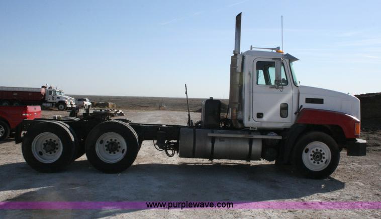 image for item G5531 1998 Mack CH613 semi truck