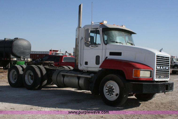 image for item G5531 1998 Mack CH613 semi truck