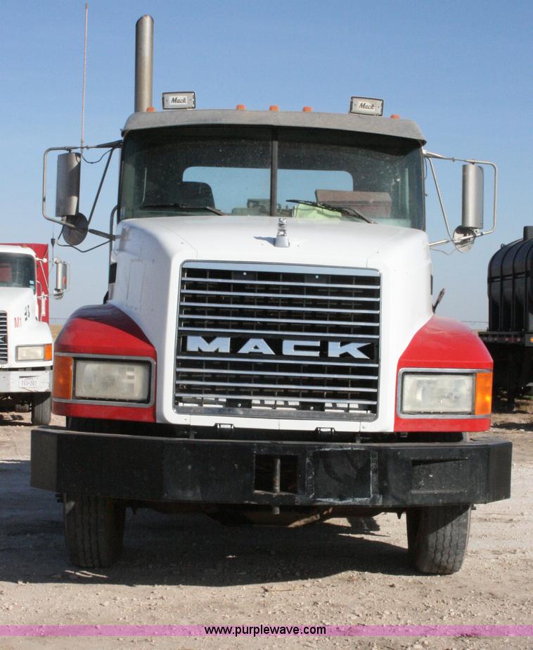 image for item G5531 1998 Mack CH613 semi truck