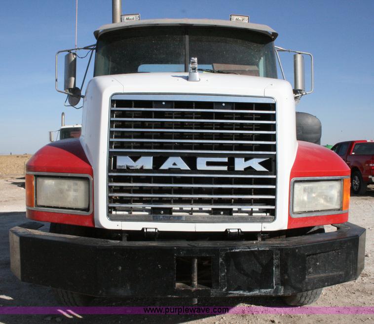 image for item G5531 1998 Mack CH613 semi truck