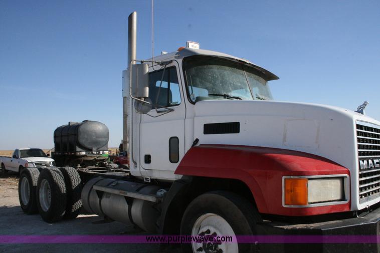 image for item G5531 1998 Mack CH613 semi truck