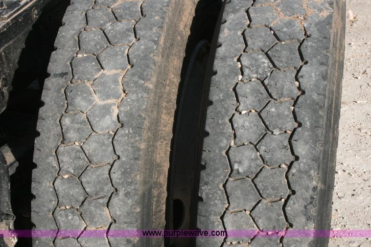 image for item G5531 1998 Mack CH613 semi truck