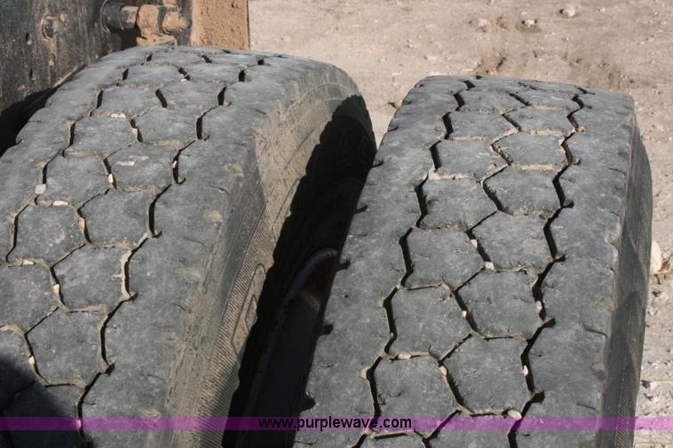 image for item G5531 1998 Mack CH613 semi truck