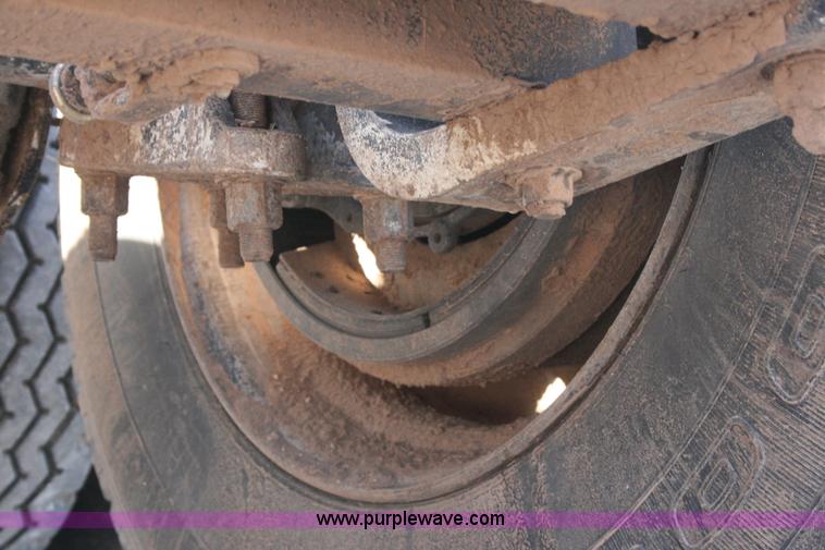 image for item G5531 1998 Mack CH613 semi truck