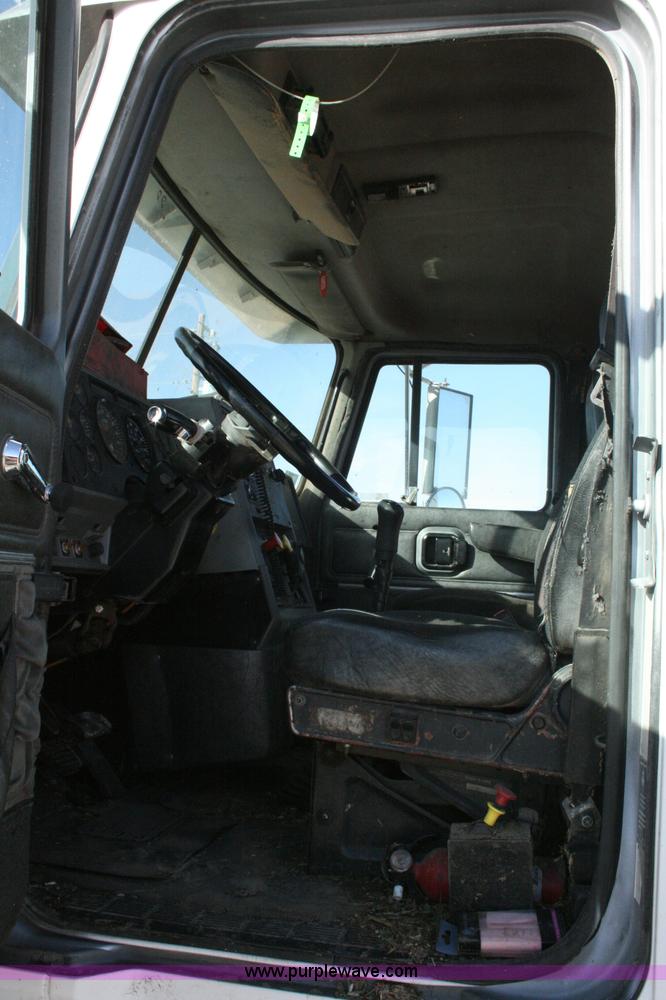 image for item G5531 1998 Mack CH613 semi truck