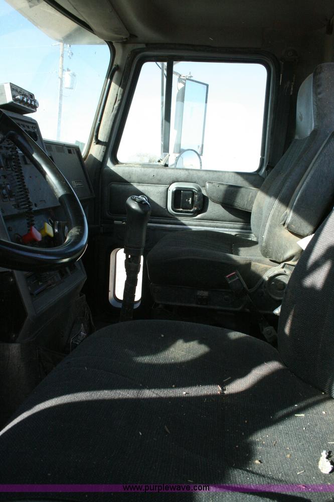 image for item G5531 1998 Mack CH613 semi truck