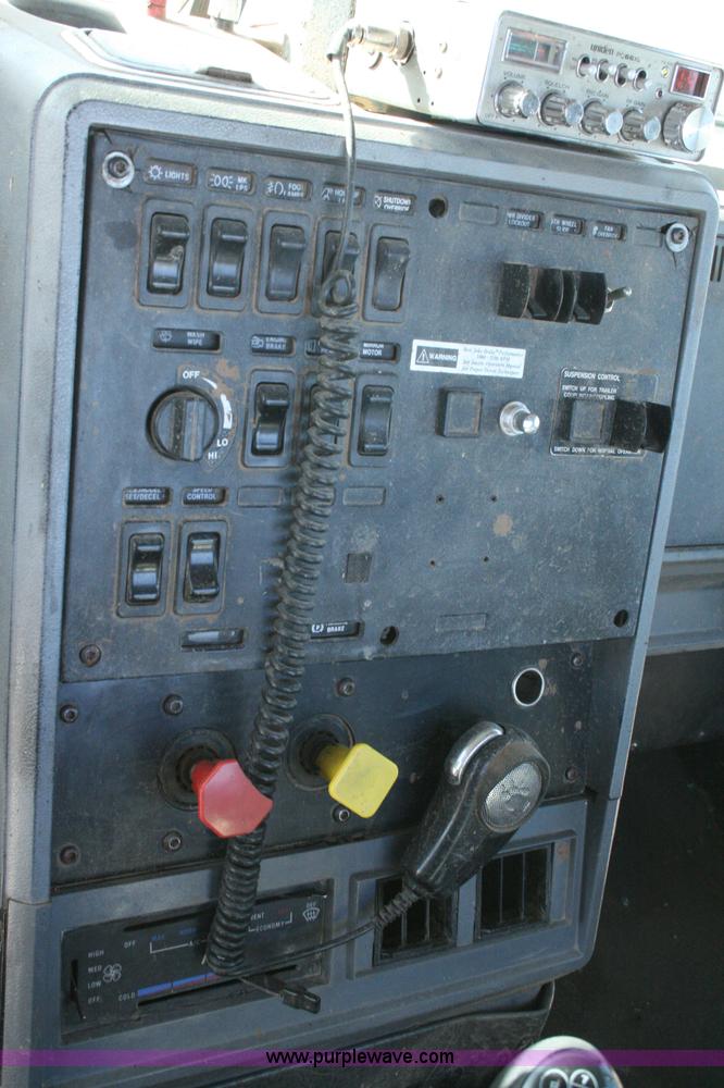 image for item G5531 1998 Mack CH613 semi truck