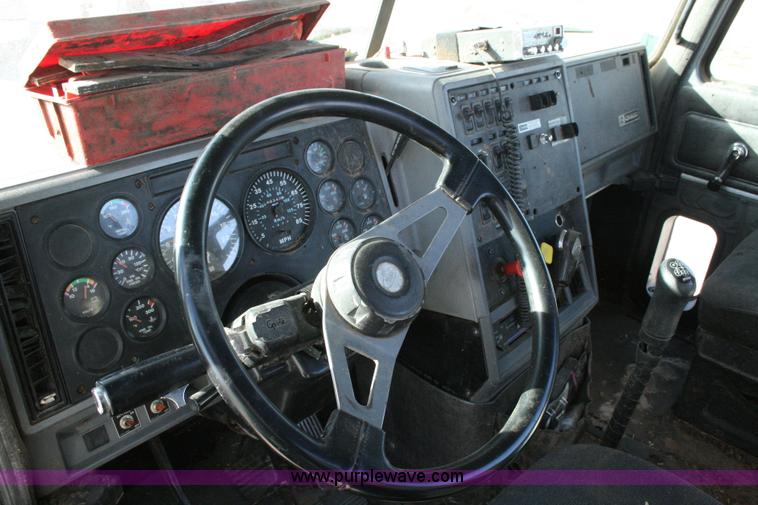 image for item G5531 1998 Mack CH613 semi truck