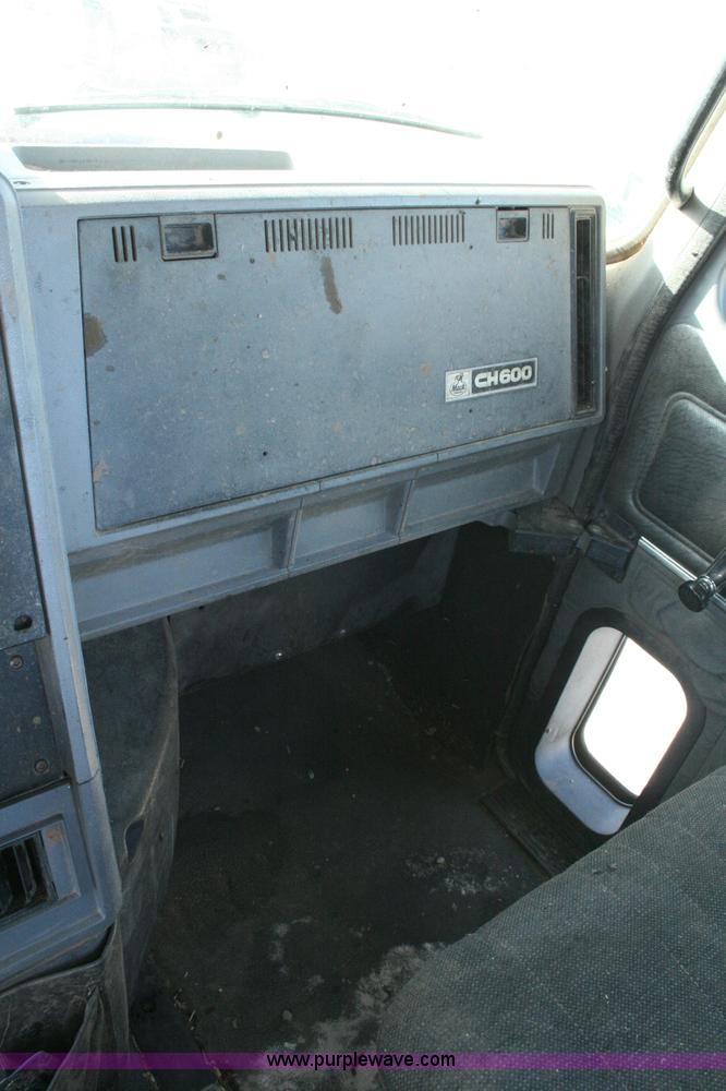 image for item G5531 1998 Mack CH613 semi truck