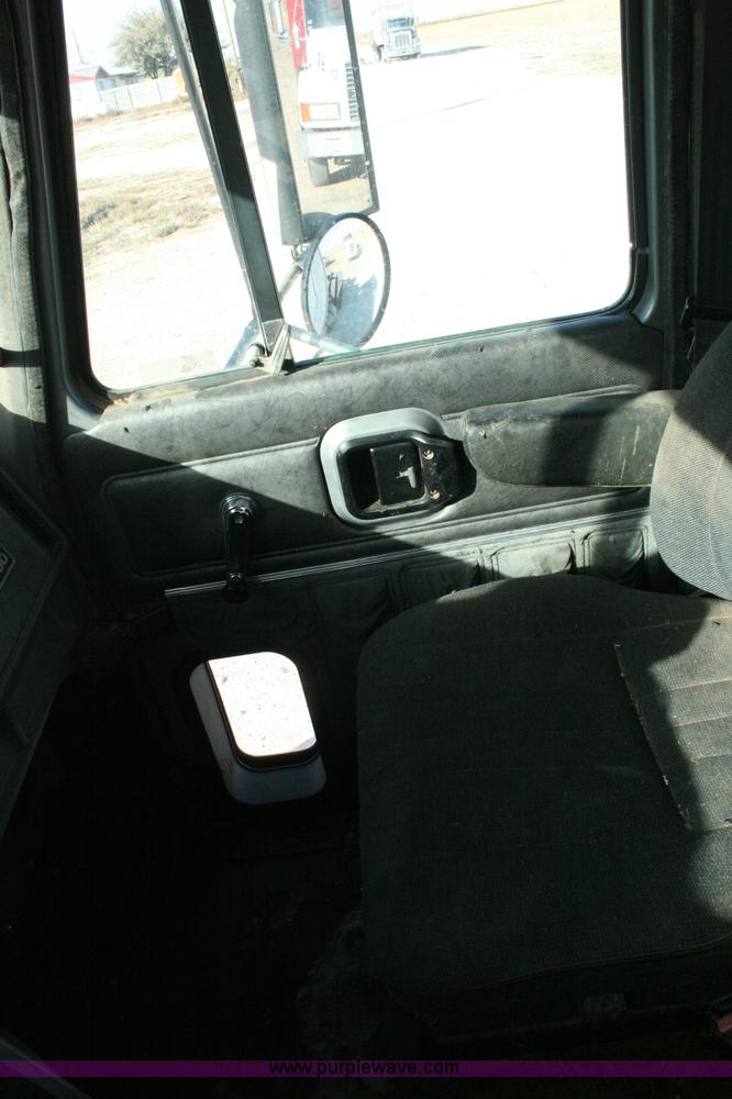 image for item G5531 1998 Mack CH613 semi truck