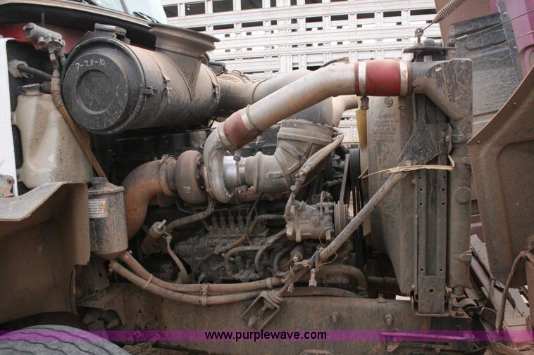 image for item G5531 1998 Mack CH613 semi truck