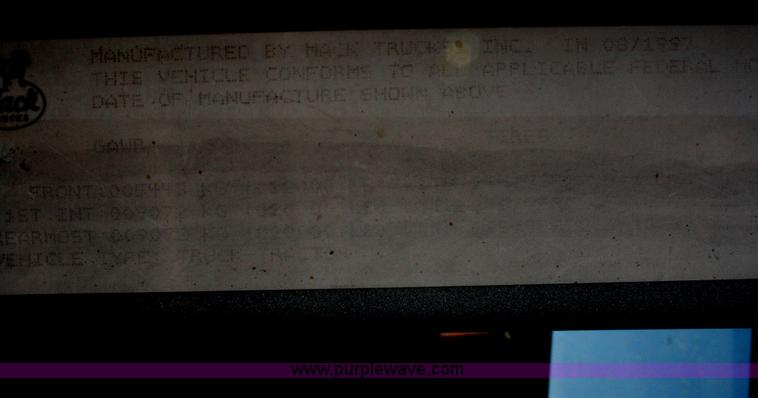 image for item G5531 1998 Mack CH613 semi truck