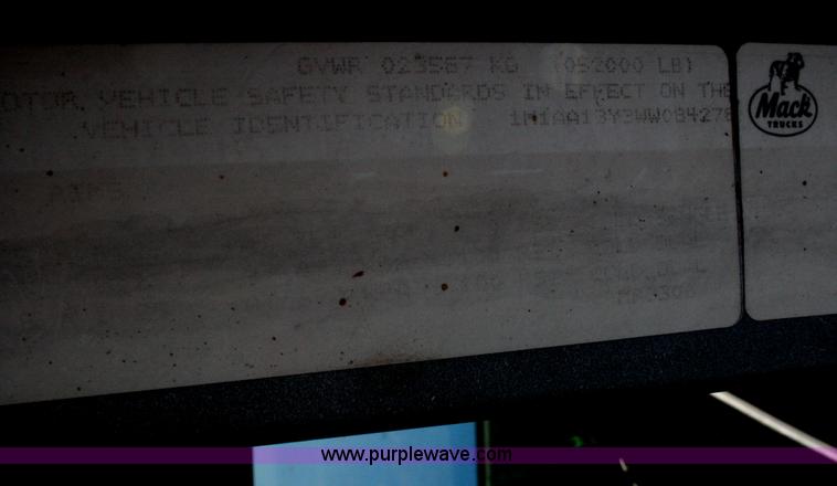 image for item G5531 1998 Mack CH613 semi truck