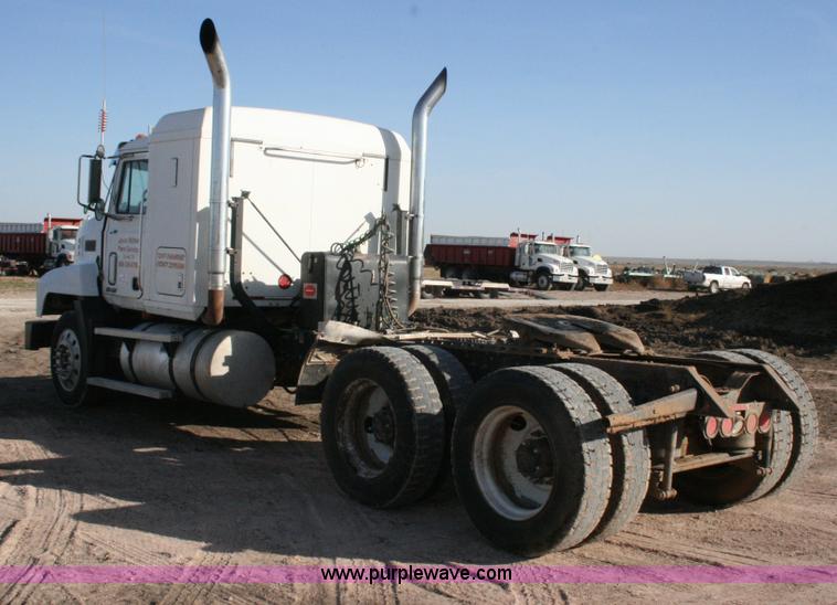 image for item G5532 1998 Mack CH613 semi truck