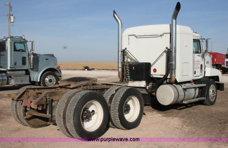 image for item G5532 1998 Mack CH613 semi truck