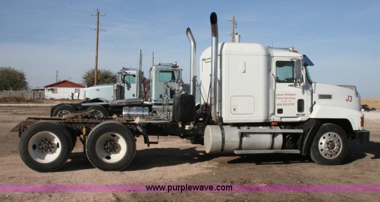 image for item G5532 1998 Mack CH613 semi truck