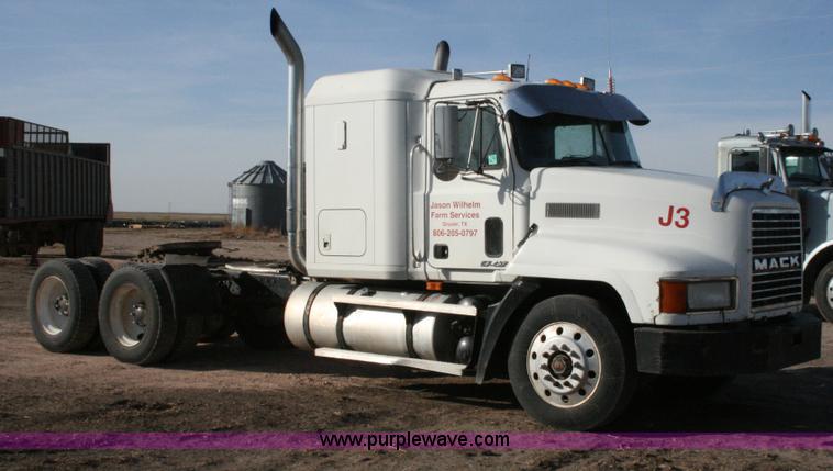 image for item G5532 1998 Mack CH613 semi truck