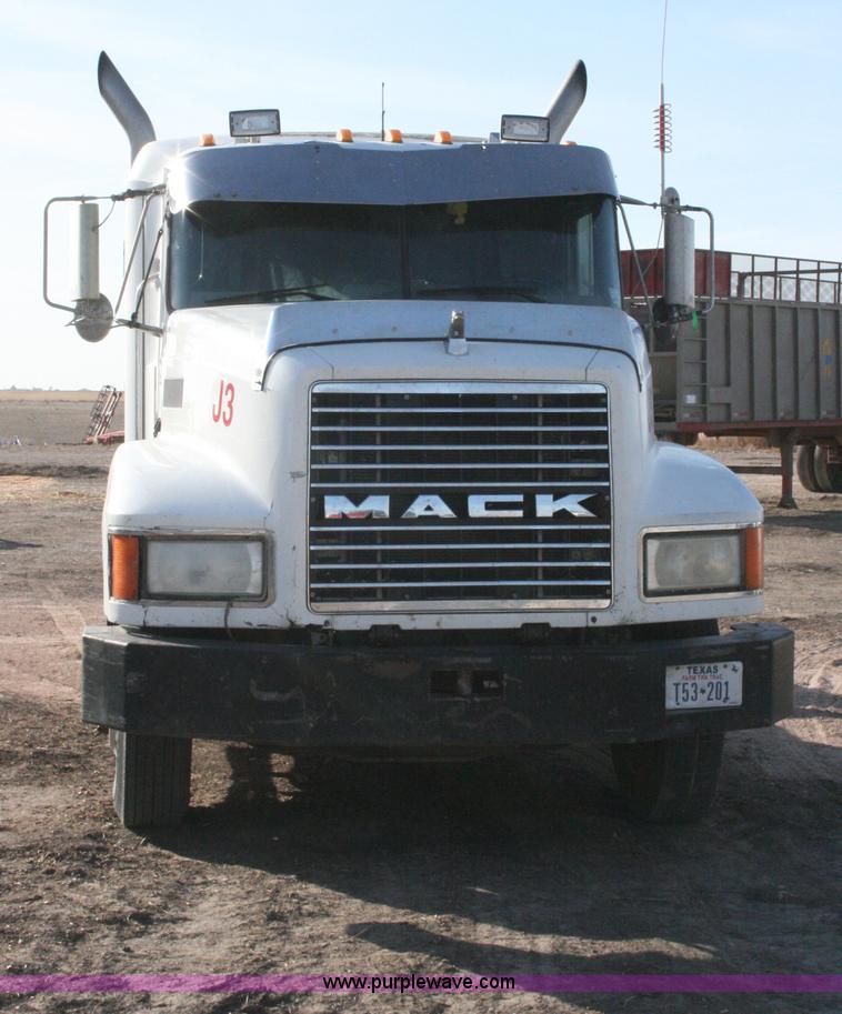 image for item G5532 1998 Mack CH613 semi truck