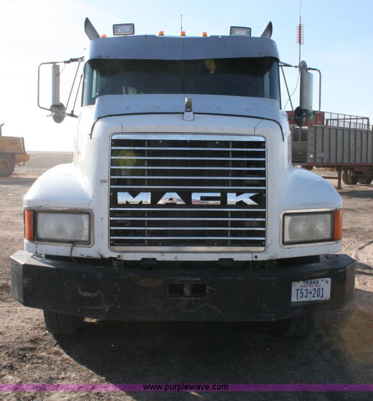 image for item G5532 1998 Mack CH613 semi truck