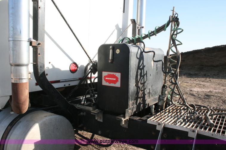 image for item G5532 1998 Mack CH613 semi truck