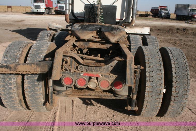 image for item G5532 1998 Mack CH613 semi truck