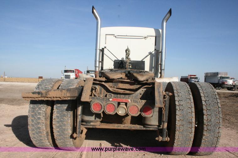 image for item G5532 1998 Mack CH613 semi truck