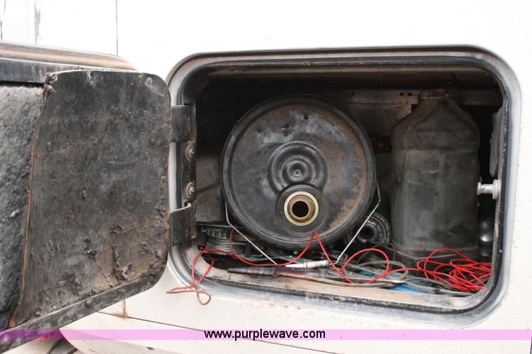 image for item G5532 1998 Mack CH613 semi truck