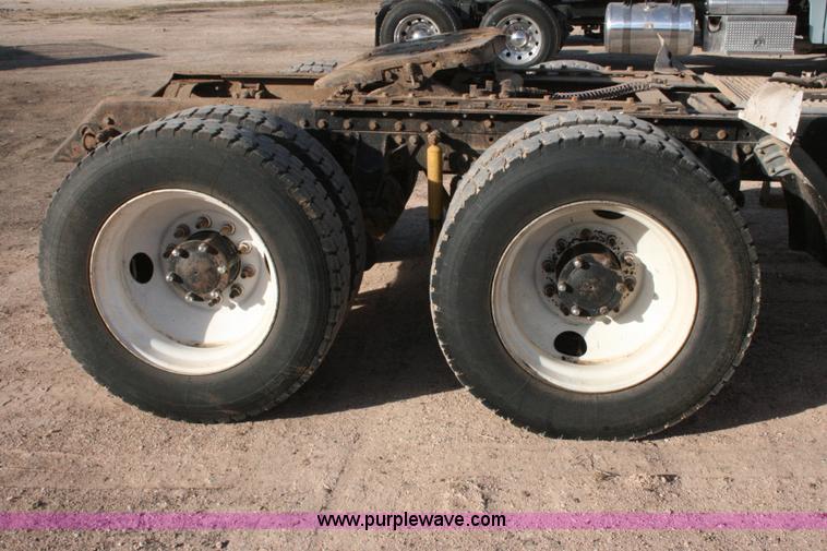 image for item G5532 1998 Mack CH613 semi truck