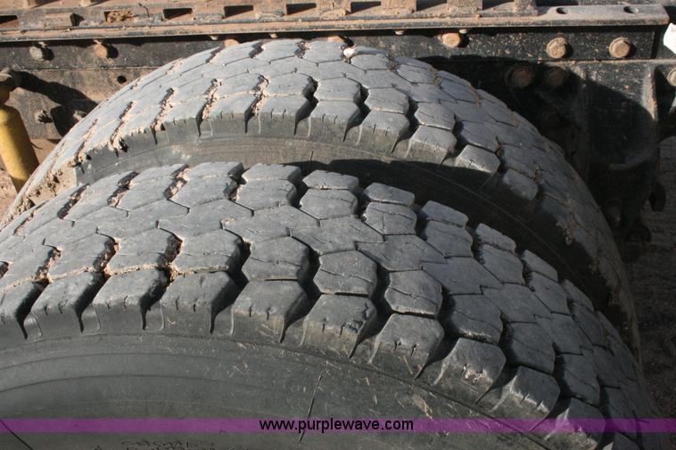 image for item G5532 1998 Mack CH613 semi truck