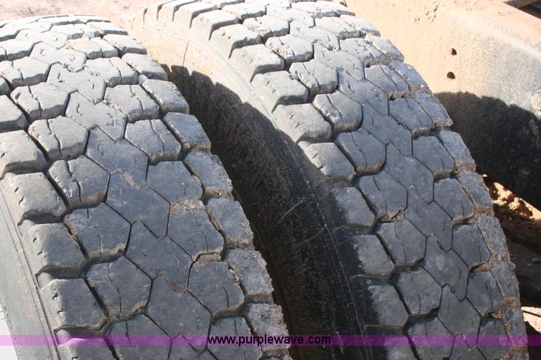 image for item G5532 1998 Mack CH613 semi truck