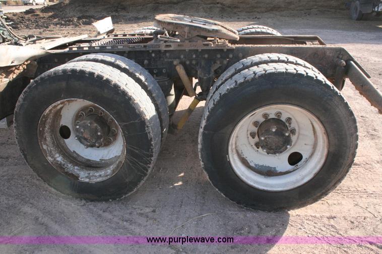 image for item G5532 1998 Mack CH613 semi truck