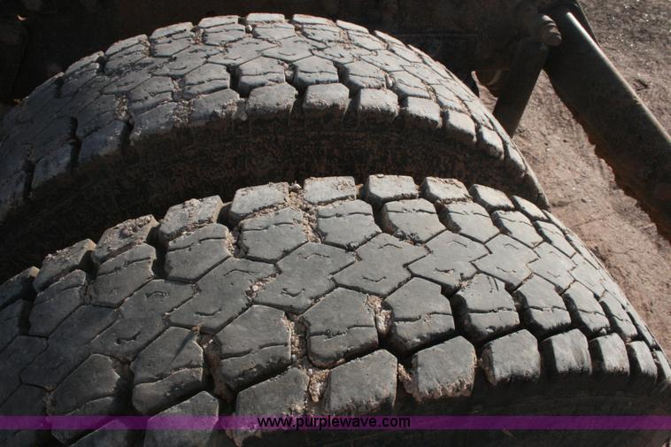 image for item G5532 1998 Mack CH613 semi truck