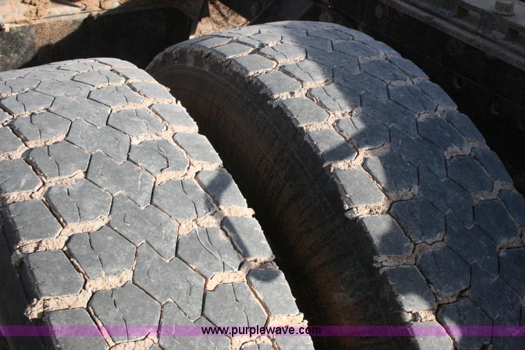 image for item G5532 1998 Mack CH613 semi truck