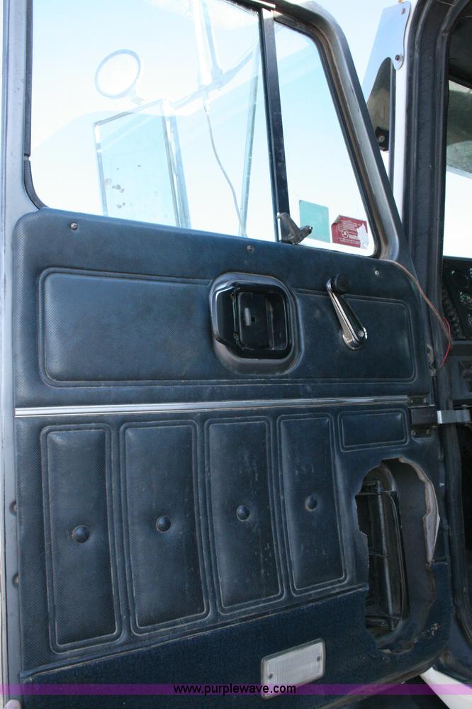 image for item G5532 1998 Mack CH613 semi truck