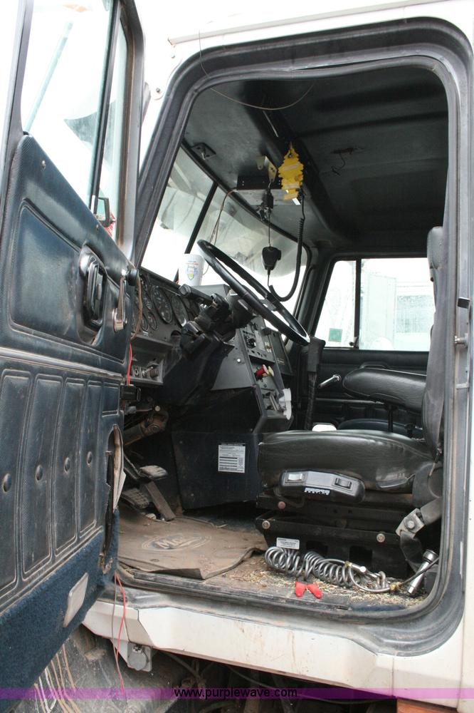 image for item G5532 1998 Mack CH613 semi truck