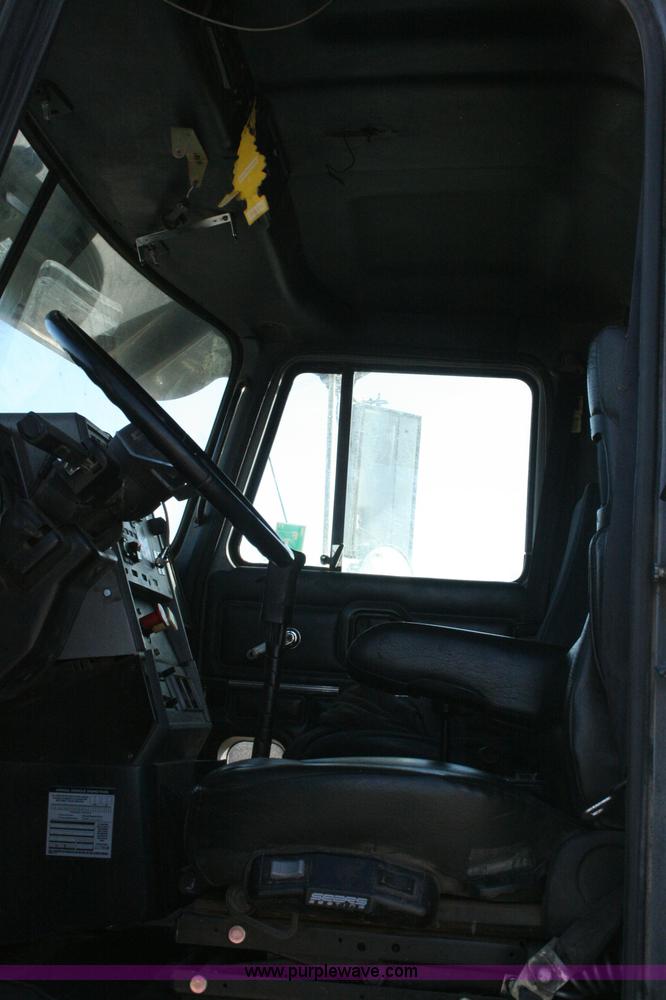 image for item G5532 1998 Mack CH613 semi truck