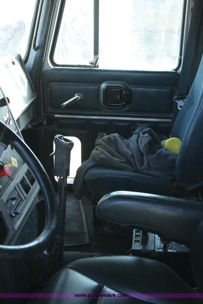 image for item G5532 1998 Mack CH613 semi truck