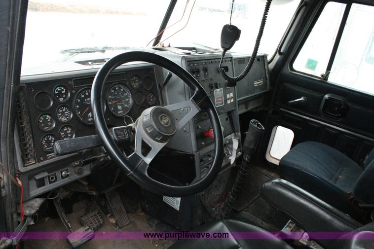 image for item G5532 1998 Mack CH613 semi truck