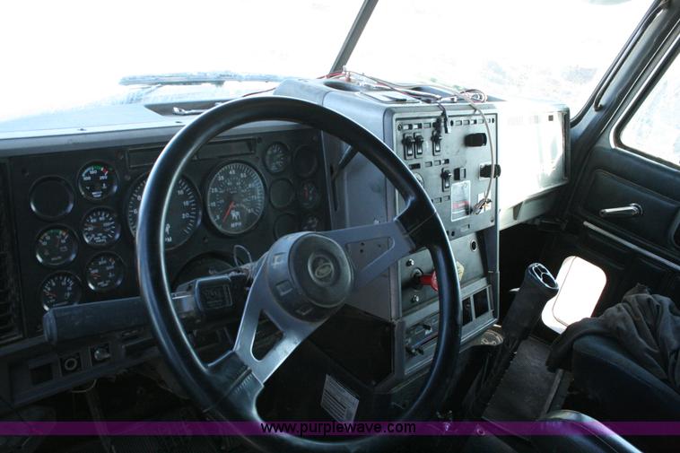 image for item G5532 1998 Mack CH613 semi truck