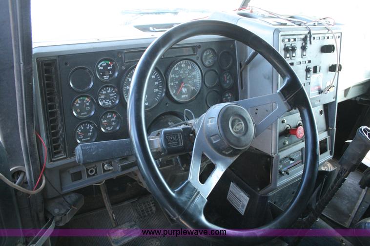 image for item G5532 1998 Mack CH613 semi truck