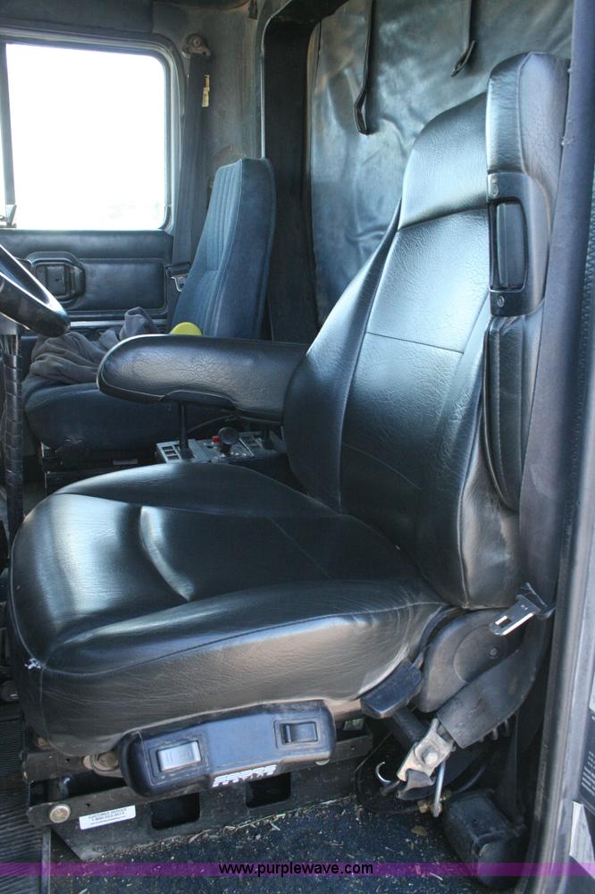 image for item G5532 1998 Mack CH613 semi truck