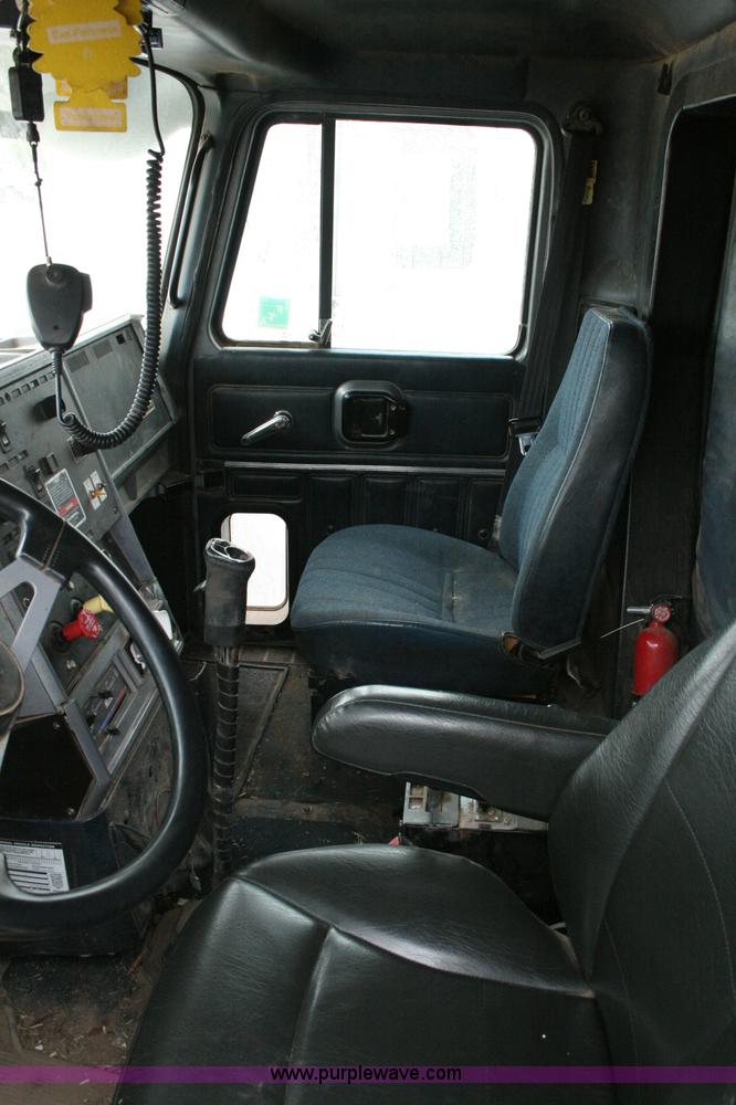 image for item G5532 1998 Mack CH613 semi truck