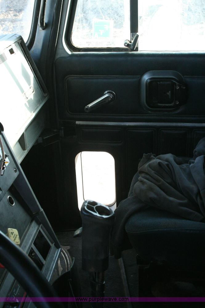 image for item G5532 1998 Mack CH613 semi truck