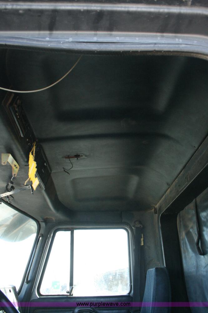 image for item G5532 1998 Mack CH613 semi truck