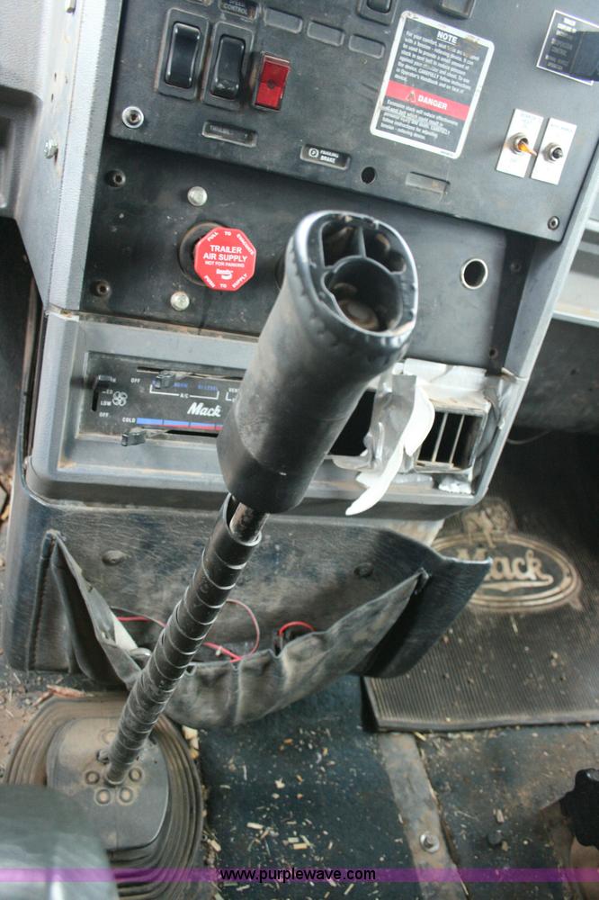 image for item G5532 1998 Mack CH613 semi truck