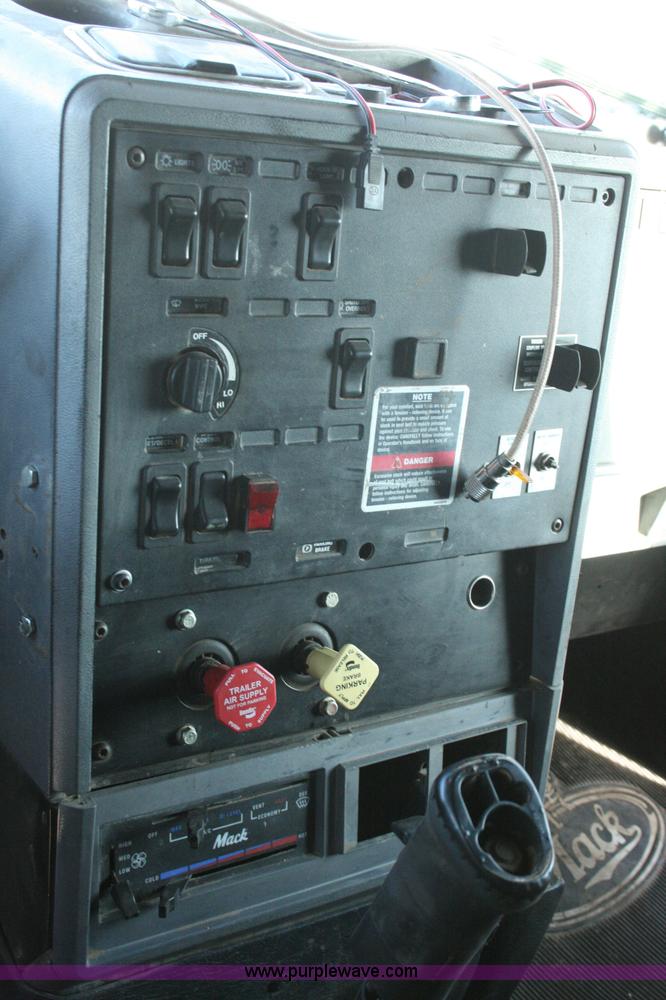 image for item G5532 1998 Mack CH613 semi truck